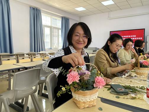 图片包含 人, 窗户, 室内, 女人描述已自动生成